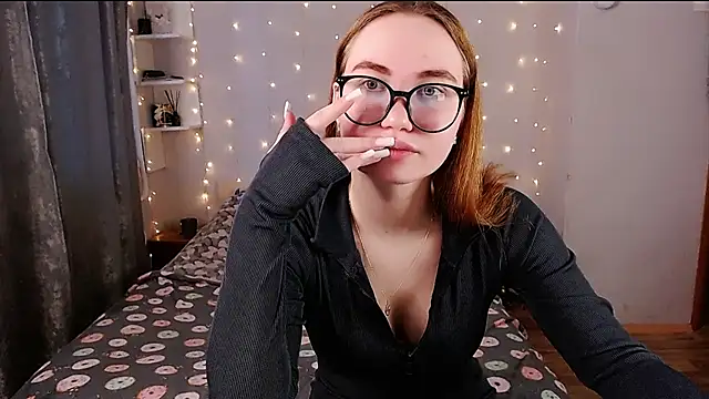 Snapshot of Miya_Mark chatting on 12.11.24 Miya Mark online show from 12.11.24