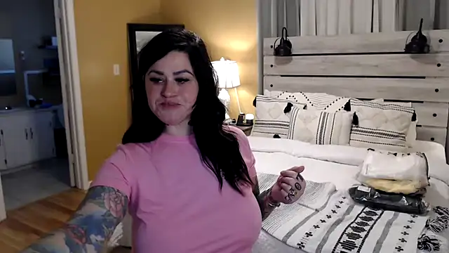Snapshot of TexasTattooedHouseWife chatting on 03.04.25 TexasTattooedHouseWife online show from 03.04.25