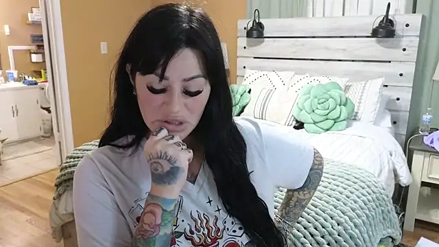 TexasTattooedHouseWife online show from 10.24.25