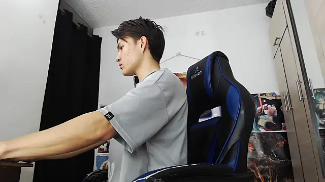 Snapshot of sr_jaeger chatting on 11.18.25 sr jaeger online show from 11.18.25