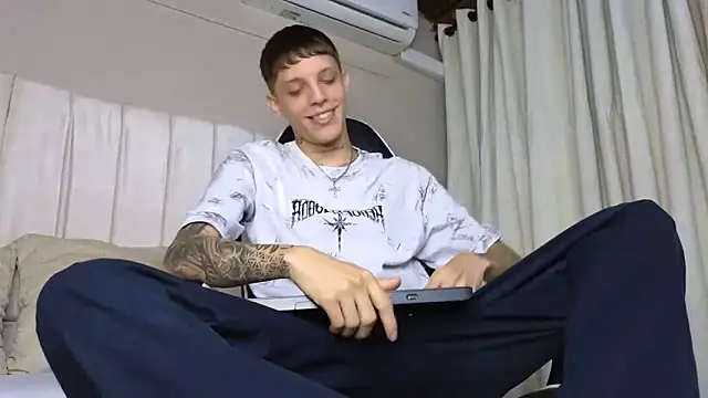 Snapshot of Adam_hard_ chatting on 09.11.25 Adam hard online show from 09.11.25