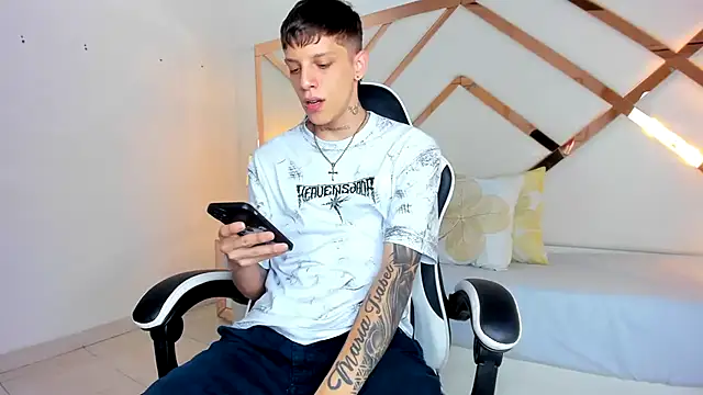 Snapshot of Adam_hard_ chatting on 09.16.25 Adam hard online show from 09.16.25