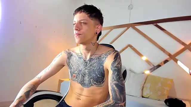 Snapshot of Adam_hard_ chatting on 09.30.25 Adam hard online show from 09.30.25