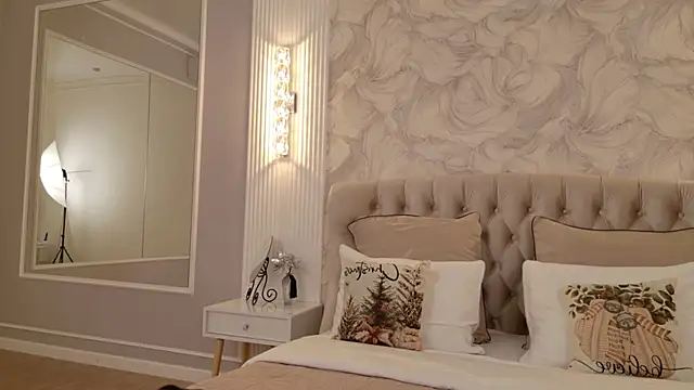 milaleoneli online show from 12.18.25