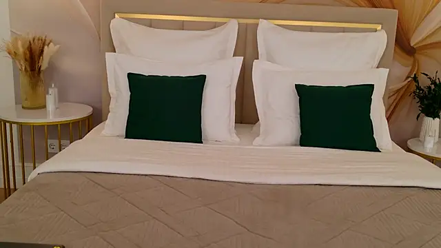 milaleoneli online show from 04.17.26