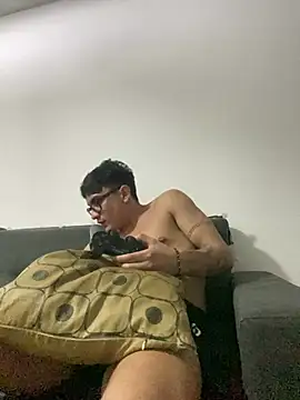 Snapshot of LCarreraa chatting on 03.04.25 LCarreraa online show from 03.04.25