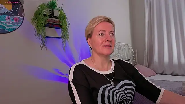 Nika Smit online show from 11.08.25