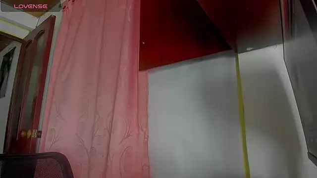 Snapshot of Nenita_Hot_ chatting on 11.04.25 Nenita Hot online show from 11.04.25