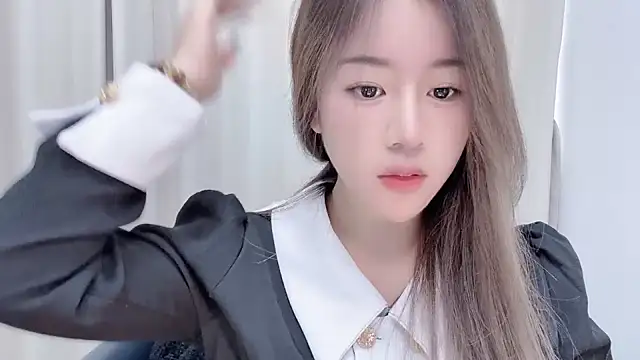 Snapshot of chloe-01 chatting on 12.12.24 chloe-01 online show from 12.12.24