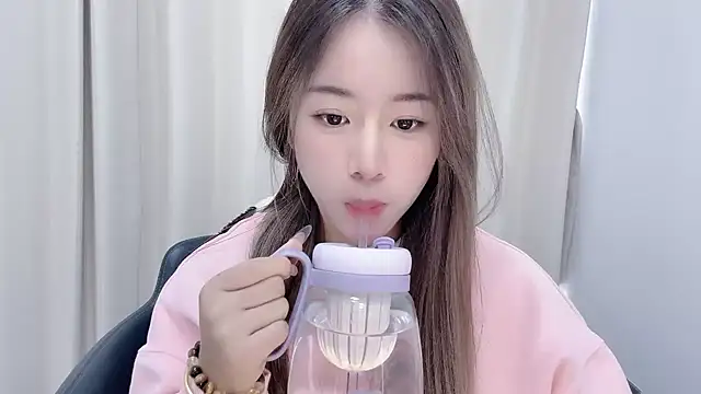 Snapshot of chloe-01 chatting on 12.14.24 chloe-01 online show from 12.14.24