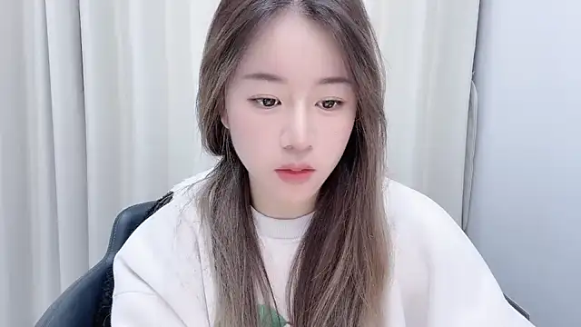 Snapshot of chloe-01 chatting on 12.22.24 chloe-01 online show from 12.22.24