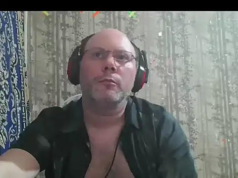 Snapshot of AgnichBan chatting on 11.23.25 AgnichBan online show from 11.23.25