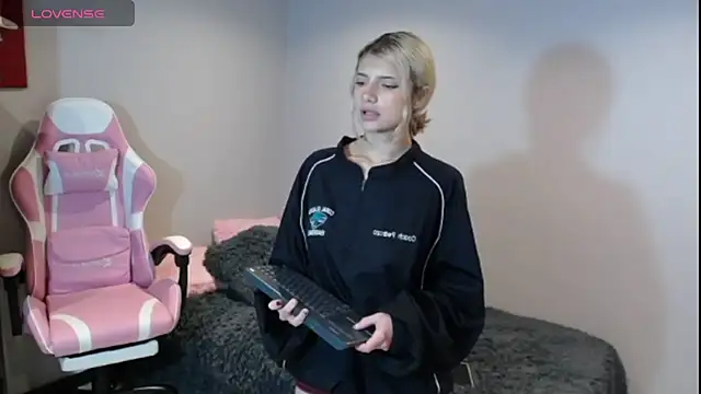 Snapshot of HiScarlett chatting on 02.03.25 HiScarlett online show from 02.03.25