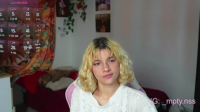 Snapshot of HiScarlett chatting on 09.18.25 HiScarlett online show from 09.18.25