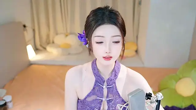 Snapshot of Eimile chatting on 12.12.24 Eimile online show from 12.12.24