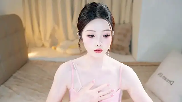 Snapshot of Eimile chatting on 03.07.25 Eimile online show from 03.07.25