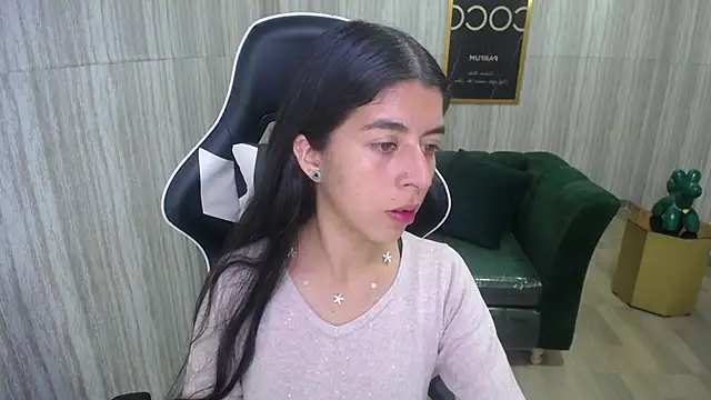 Snapshot of Bela_t_ chatting on 12.21.24 Bela t online show from 12.21.24