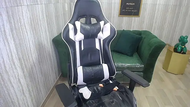 Snapshot of Bela_t_ chatting on 12.21.24 Bela t online show from 12.21.24