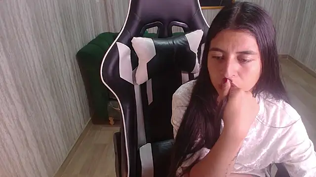 Snapshot of Bela_t_ chatting on 02.13.25 Bela t online show from 02.13.25