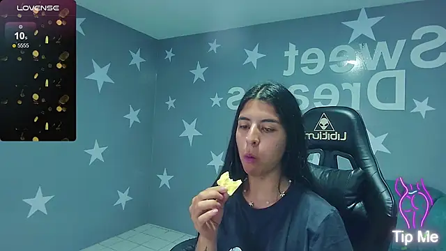 Snapshot of Bela_t_ chatting on 03.08.25 Bela t online show from 03.08.25