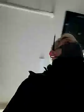 Snapshot of da--------i chatting on 02.12.25 da--------i online show from 02.12.25