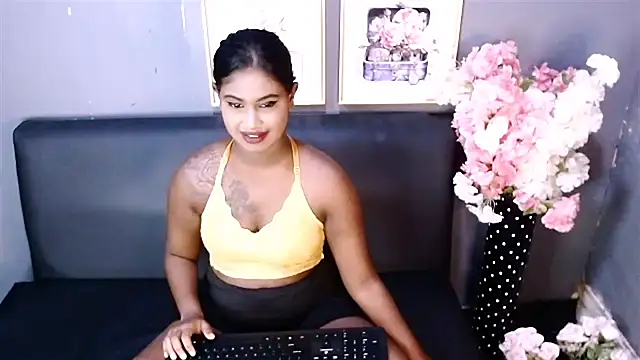 Snapshot of Littleindianmilf chatting on 02.25.25 Littleindianmilf online show from 02.25.25