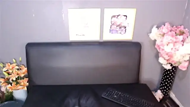 Snapshot of Littleindianmilf chatting on 03.05.25 Littleindianmilf online show from 03.05.25
