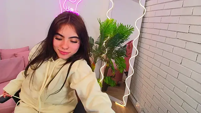 Snapshot of Roxanne_tay chatting on 12.12.24 Roxanne tay online show from 12.12.24