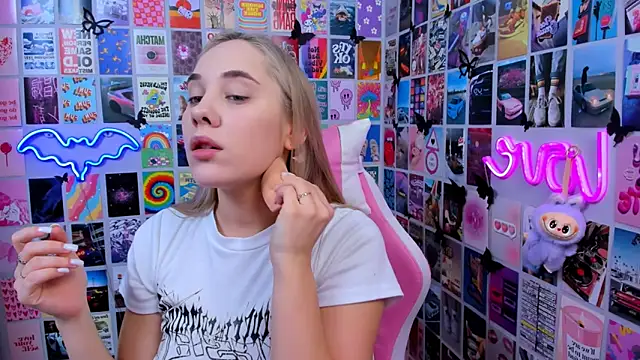 Snapshot of MiaMilas chatting on 12.19.25 MiaMilas online show from 12.19.25