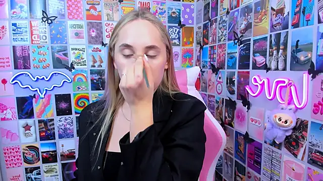 Snapshot of MiaMilas chatting on 12.22.25 MiaMilas online show from 12.22.25