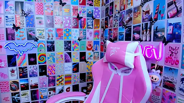 Snapshot of MiaMilas chatting on 02.17.26 MiaMilas online show from 02.17.26