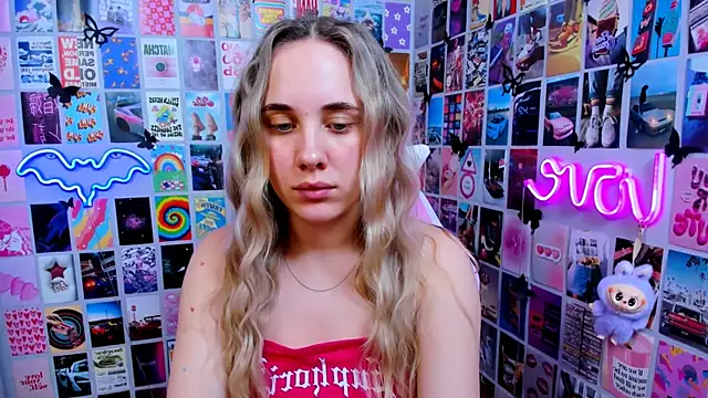 Snapshot of MiaMilas chatting on 02.18.26 MiaMilas online show from 02.18.26