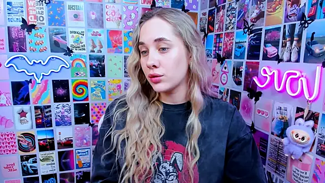 Snapshot of MiaMilas chatting on 02.24.26 MiaMilas online show from 02.24.26