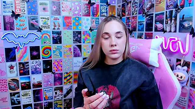 Snapshot of MiaMilas chatting on 03.17.26 MiaMilas online show from 03.17.26