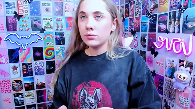 Snapshot of MiaMilas chatting on 03.19.26 MiaMilas online show from 03.19.26