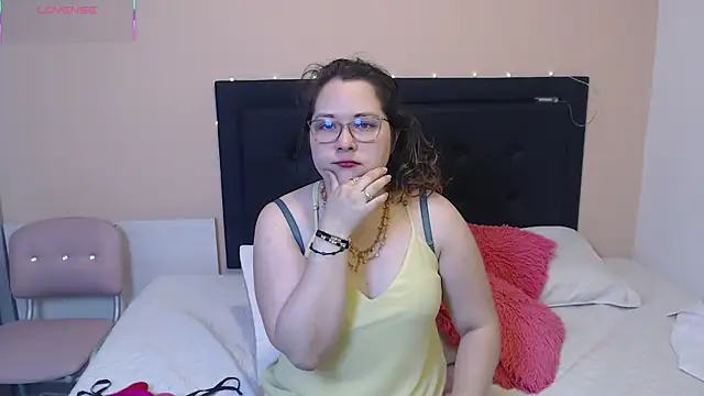 Snapshot of May_Carlier chatting on 03.19.25 May Carlier online show from 03.19.25
