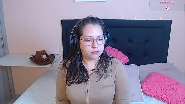 Snapshot of May_Carlier chatting on 10.04.25 May Carlier online show from 10.04.25