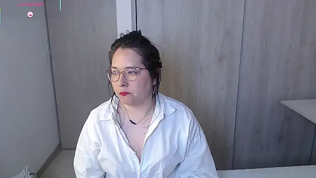 Snapshot of May_Carlier chatting on 10.05.25 May Carlier online show from 10.05.25