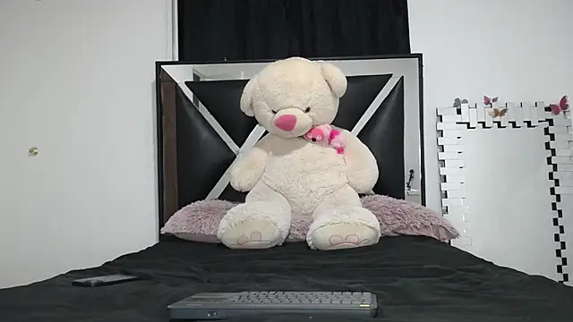 Snapshot of merlin-18 chatting on 02.22.25 merlin-18 online show from 02.22.25