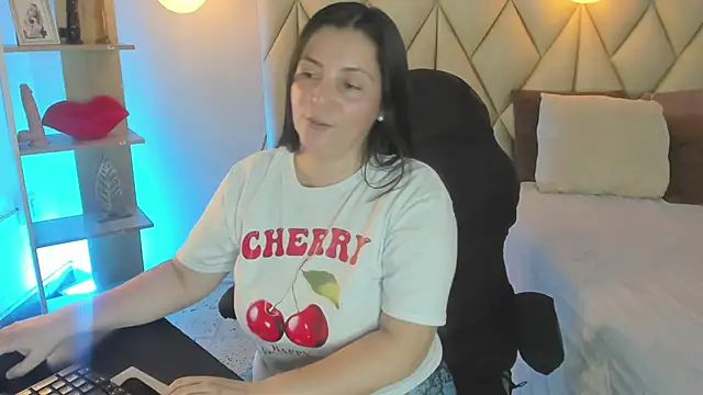 Snapshot of angelswets chatting on 05.19.26 angelswets online show from 05.19.26