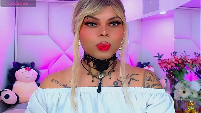 Snapshot of AdanKinng chatting on 10.08.25 AdanKinng online show from 10.08.25