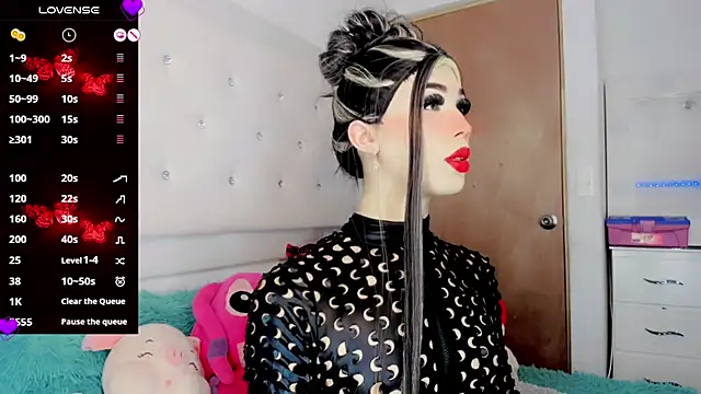 Snapshot of New_Doll chatting on 01.31.25 New Doll online show from 01.31.25