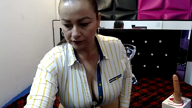 ScarletGlow1 online show from 01.28.25