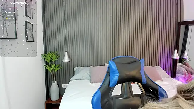 Snapshot of Axel_brunette1 chatting on 04.15.26 Axel brunette1 online show from 04.15.26