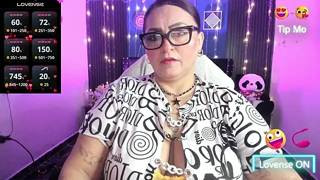 Snapshot of Ivonnee__ chatting on 04.22.26 Ivonnee online show from 04.22.26