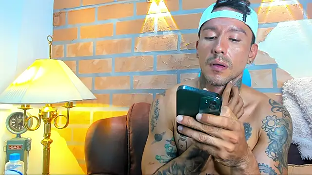 Snapshot of Dylanstonne chatting on 03.01.25 Dylanstonne online show from 03.01.25