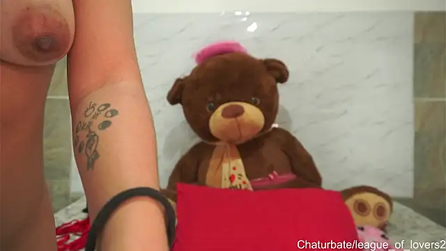 Snapshot of LeagueOfLovers chatting on 12.03.24 LeagueOfLovers online show from 12.03.24