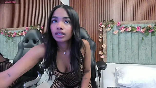 Snapshot of Lucy_Frazier chatting on 12.04.24 Lucy Frazier online show from 12.04.24