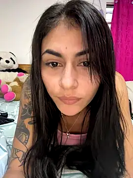 Snapshot of emilie_xx_ chatting on 10.01.25 emilie xx online show from 10.01.25