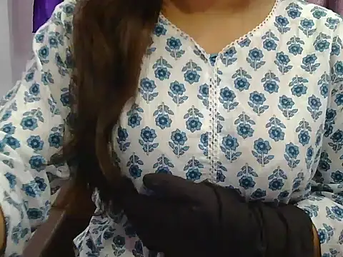 Snapshot of cutie-taara chatting on 12.30.24 cutie-taara online show from 12.30.24